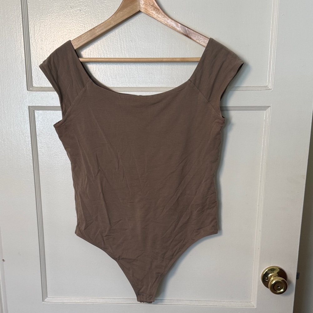 Everlane Taupe Scoop-Neck Bodysuit